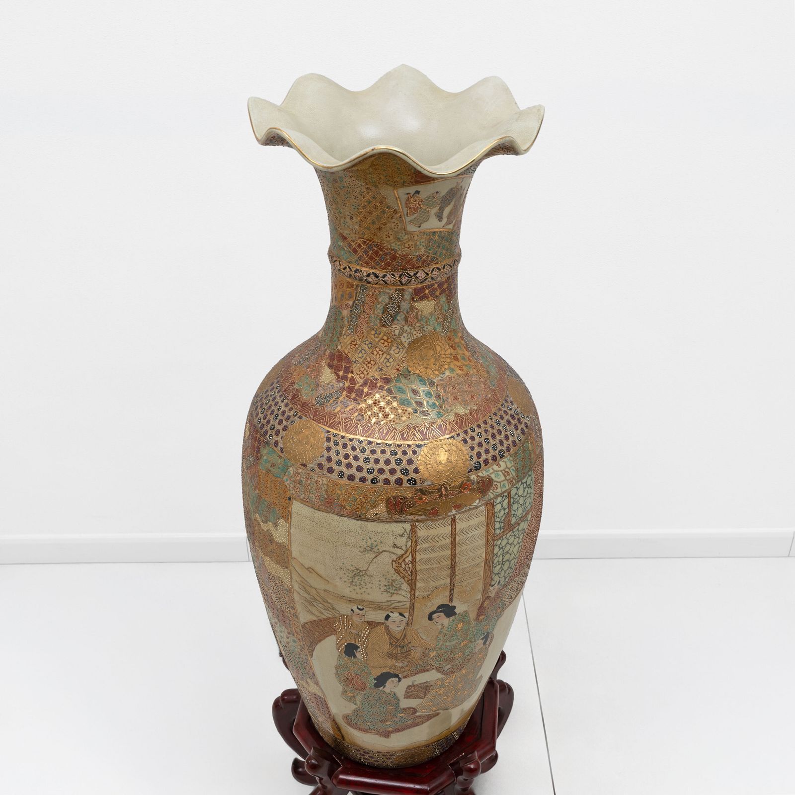 Large Japanese Royal Satsuma Vase With Figural And Gilt Decoration photo vinterior