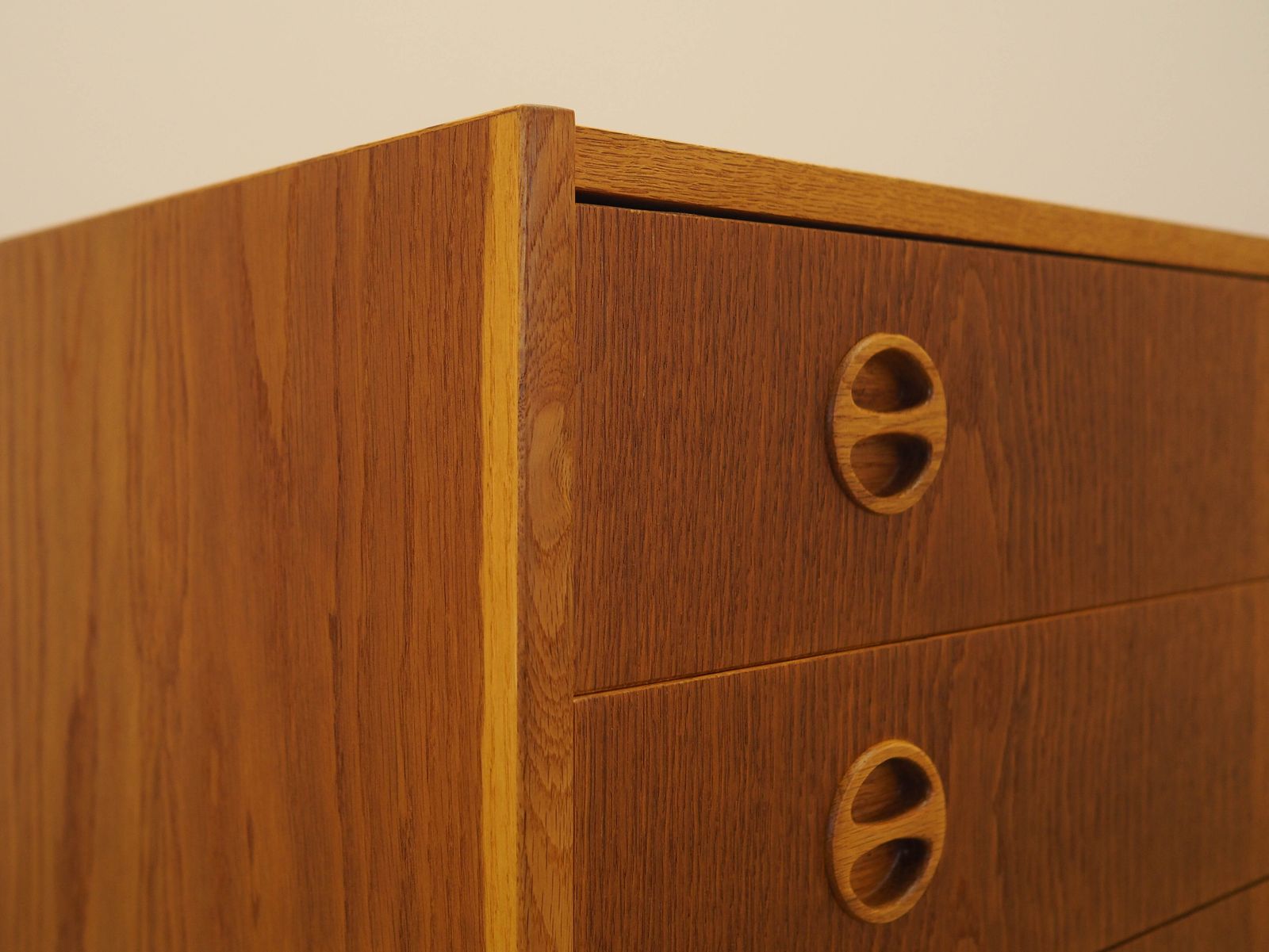 photo furniture Deense Ladekast Ca. Jaren 1970 in Es met Ronde Handgrepen en Zwarte Poten