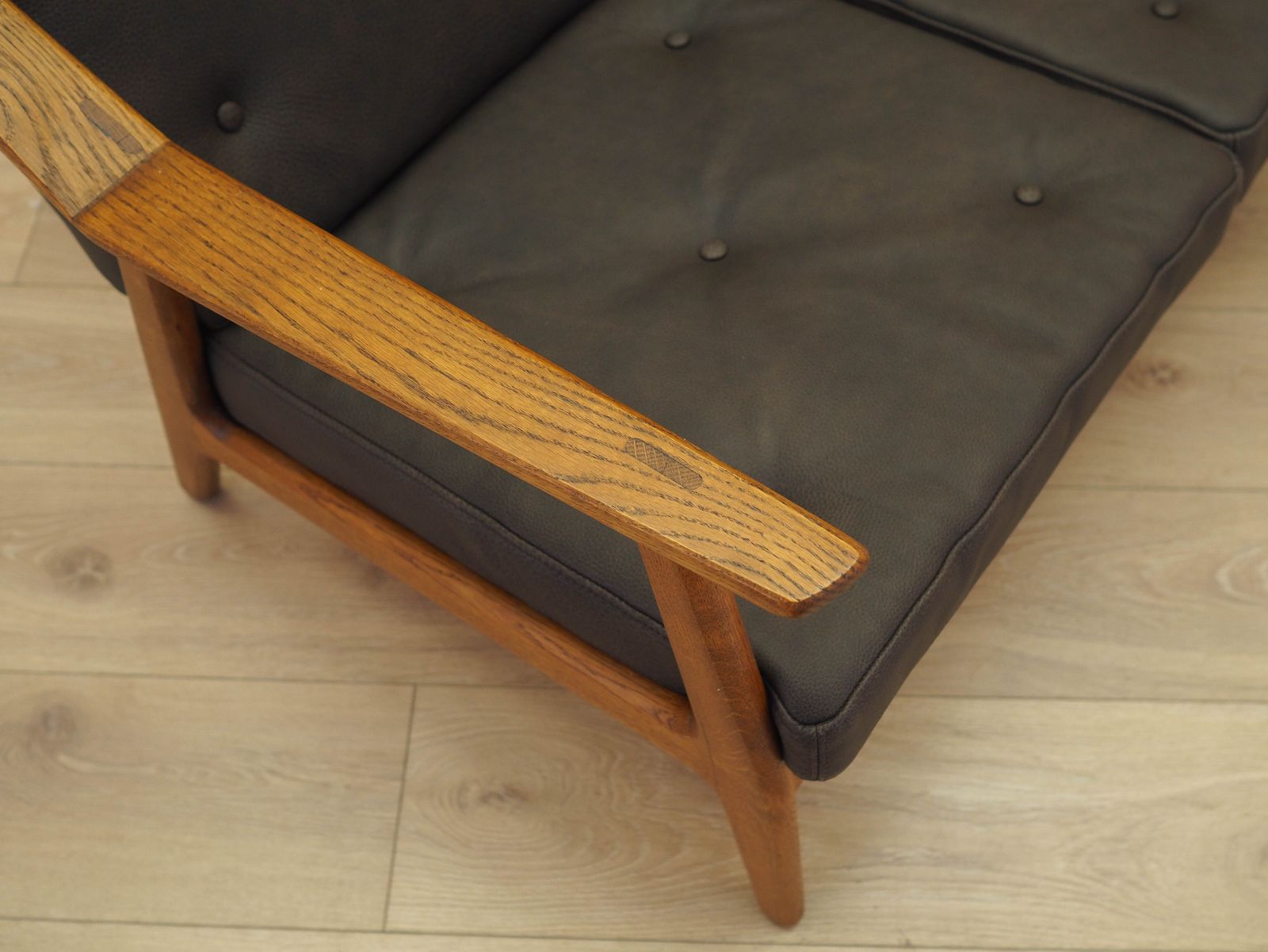 photo furniture Brockmann Petersen Eikenhouten Bank voor Randers Møbelfabrik, Leren Bekleding, Denemarken, jaren 1970.