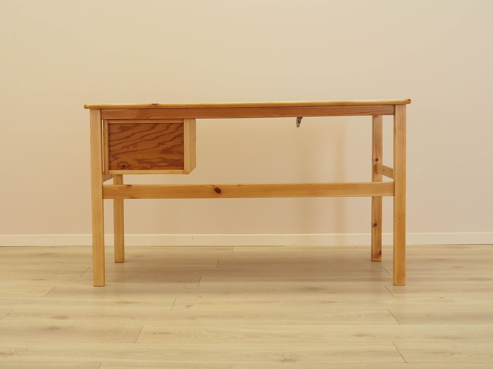 photo furniture Deens Bureau van Massief Grenenhout met Verstelbaar Blad en Lades, ca. jaren 1990.