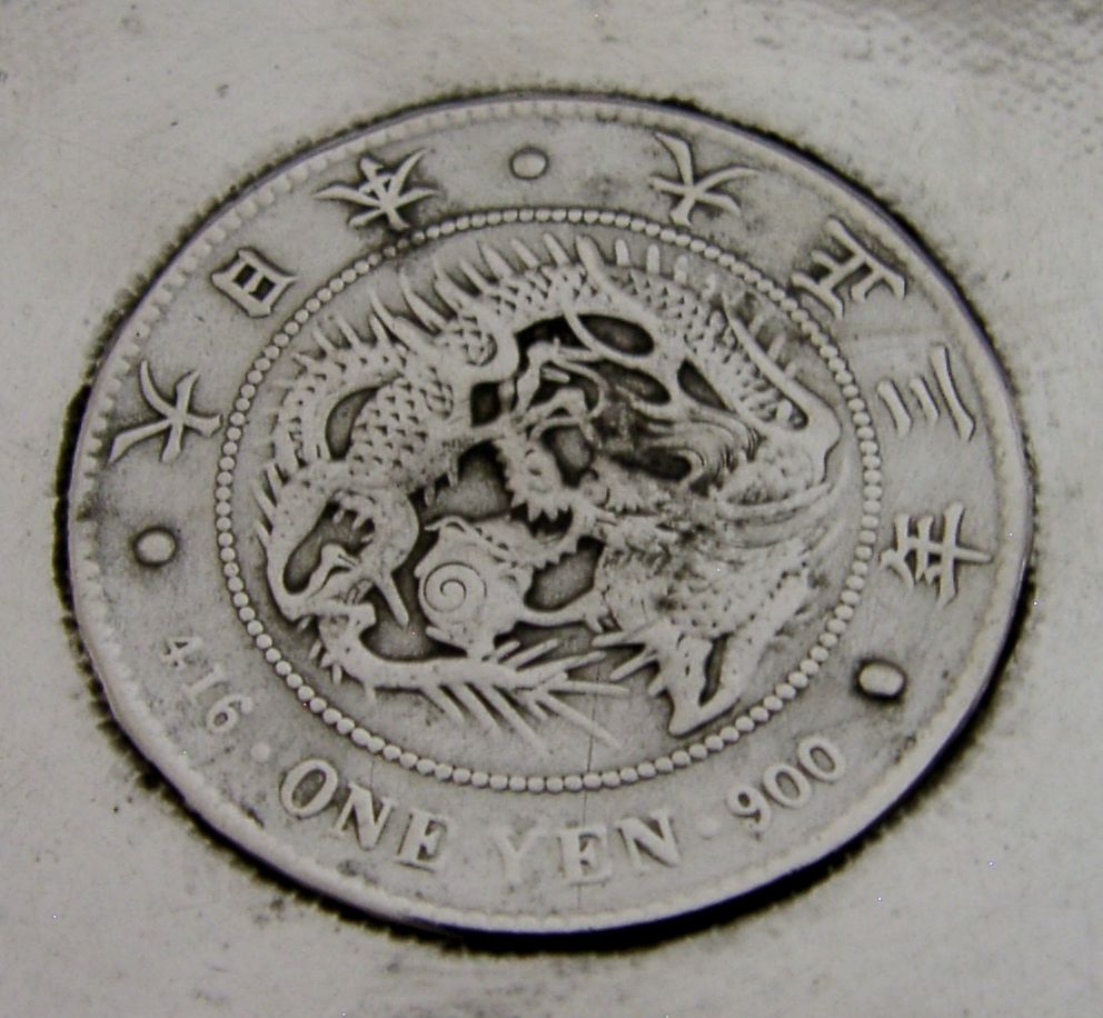 Zeldzame Chinese export sterling zilveren schaal met Japanse één yen munt, antiek, ca. 1910 photo for sale