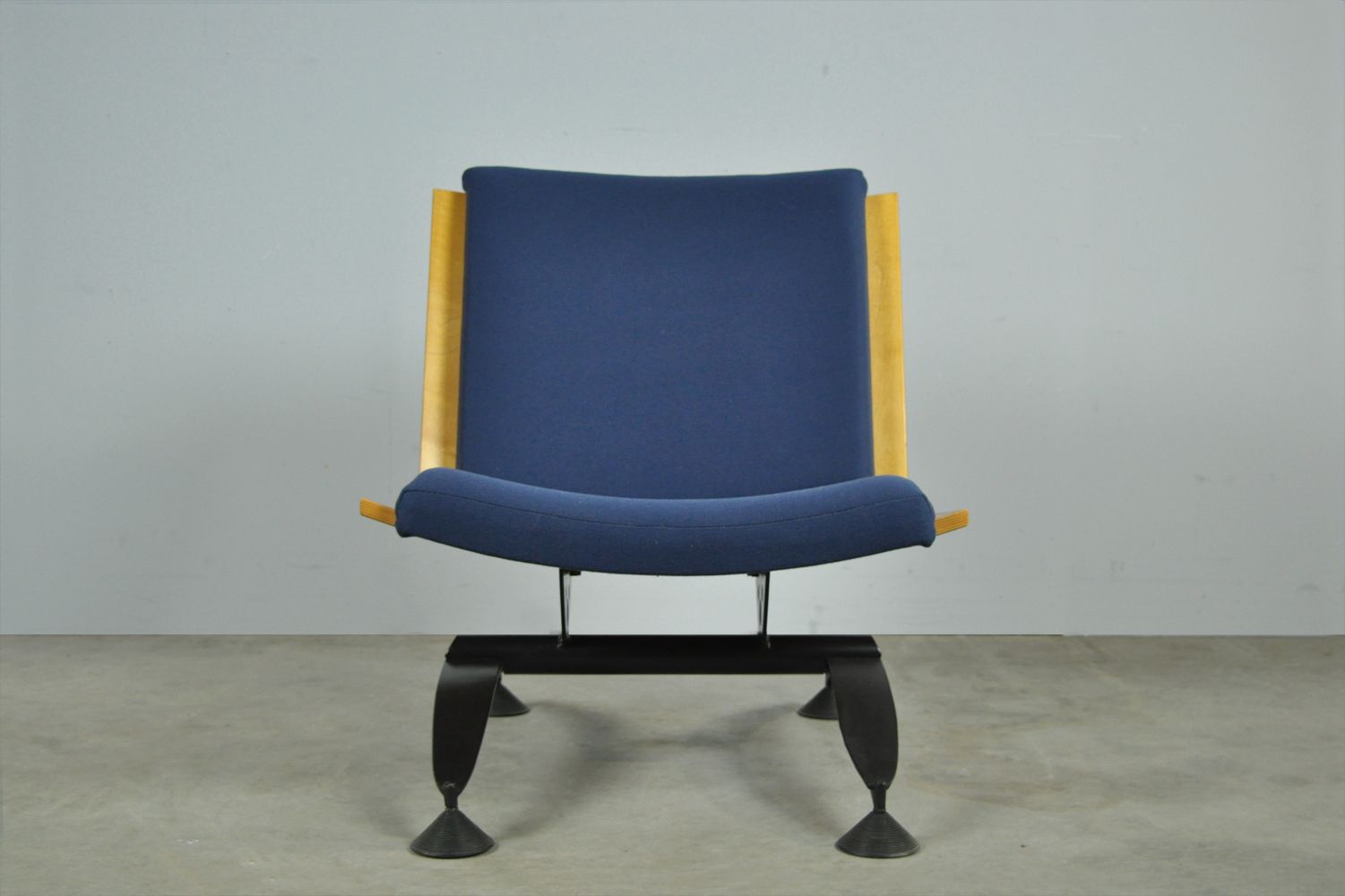 photo furniture Postmoderne Nederlandse Vintage Fauteuil uit de jaren 80 van Mazairac & Boonzaaijer.