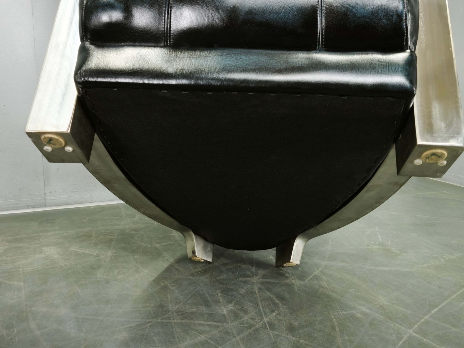 photo furniture Paar Timothy Oulton Aviator fauteuils in leer en staal, jaren 1990