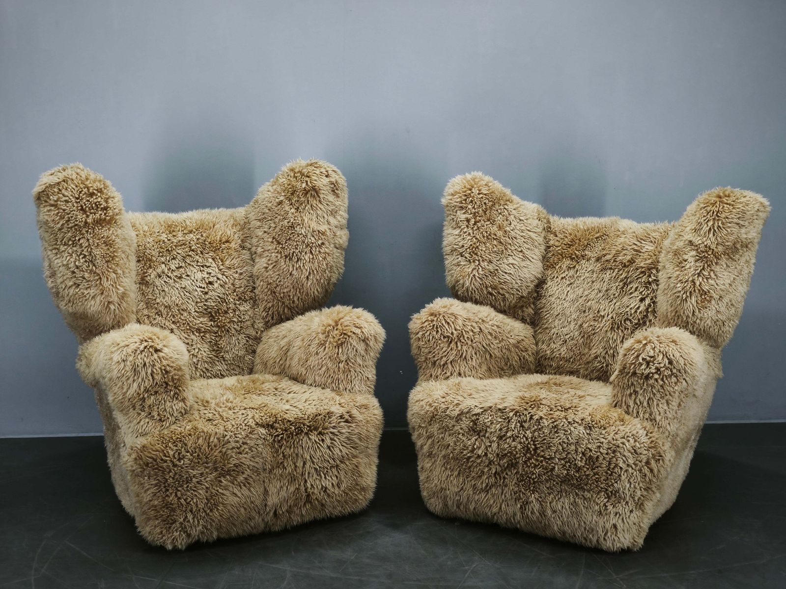 Zeldzaam paar monumentale art deco Skandilock schapenvacht fauteuils met vleugelleuning, jaren 1930 photo Meubels