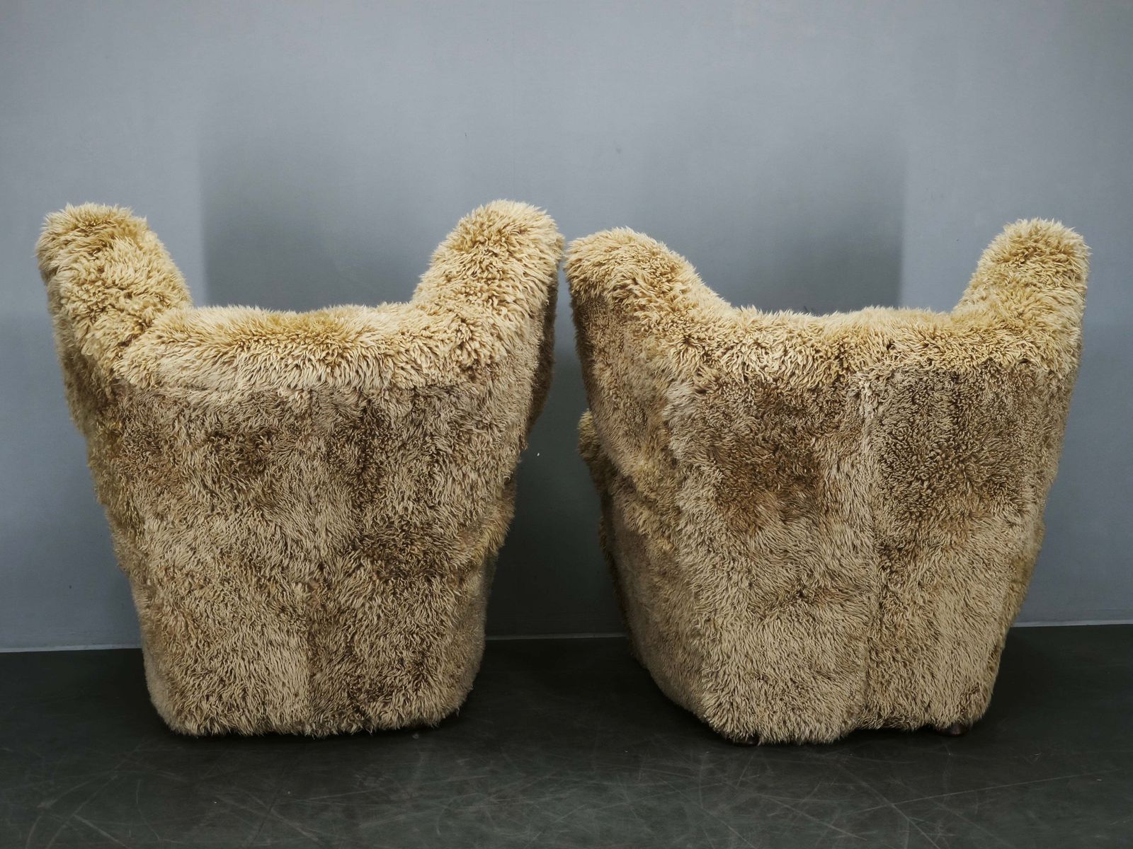 Zeldzaam paar monumentale art deco Skandilock schapenvacht fauteuils met vleugelleuning, jaren 1930 photo vinterior