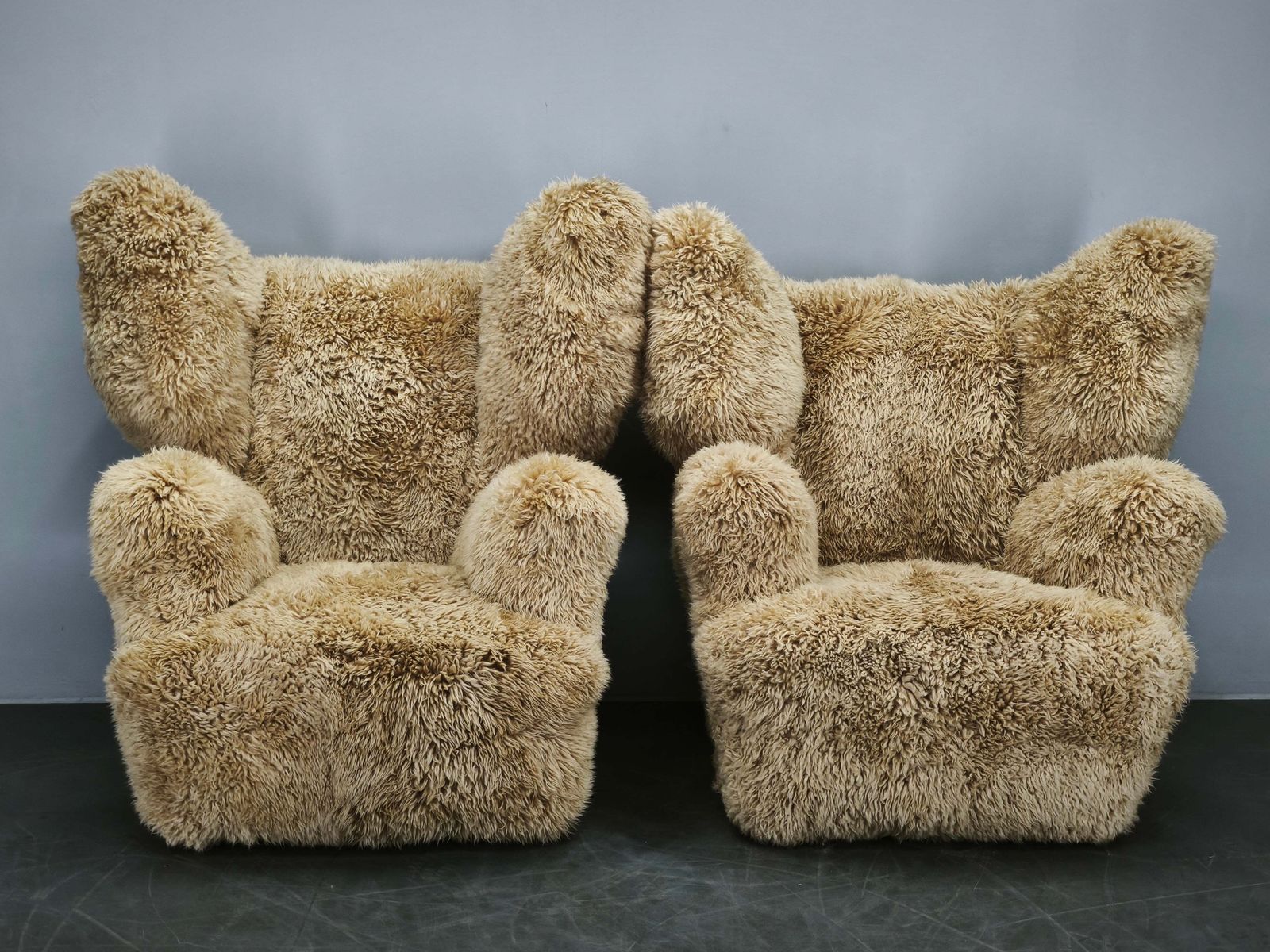 15965.0 Zeldzaam paar monumentale art deco Skandilock schapenvacht fauteuils met vleugelleuning, jaren 1930 photo