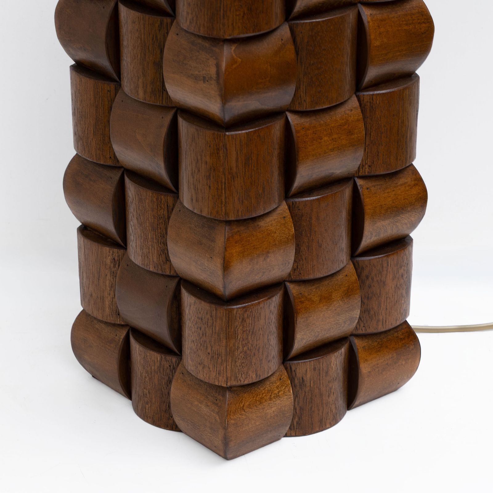 Paar sculptuurachtige teakhouten en messing tafellampen, Italië photo vinterior