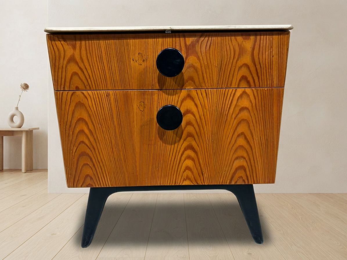 Volledig gerestaureerd nachtkastje van Jindřich Halabala voor ÚP Závody, mid-century modern, jaren 1950, Tsjecho-Slowakije, 55 × 51 × 37 cm photo furniture