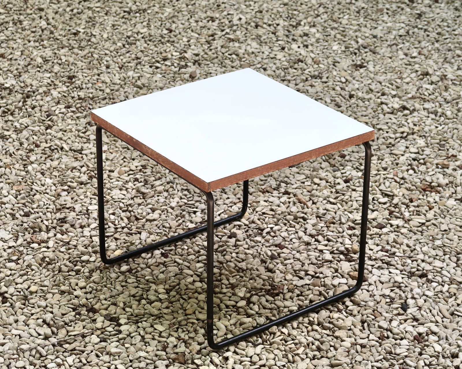 Table basse volante blanche par Pierre Guariche pour Steiner, années 1950.