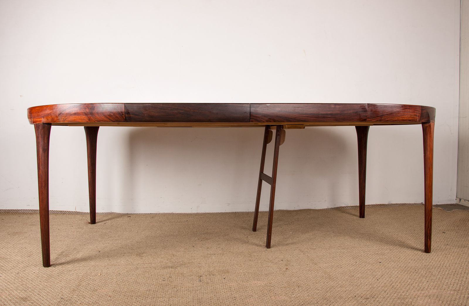 Mobilier Table à manger danoise extensible en palissandre, par Ib Kofod Larsen pour Faarup Mobelfabrik. photo