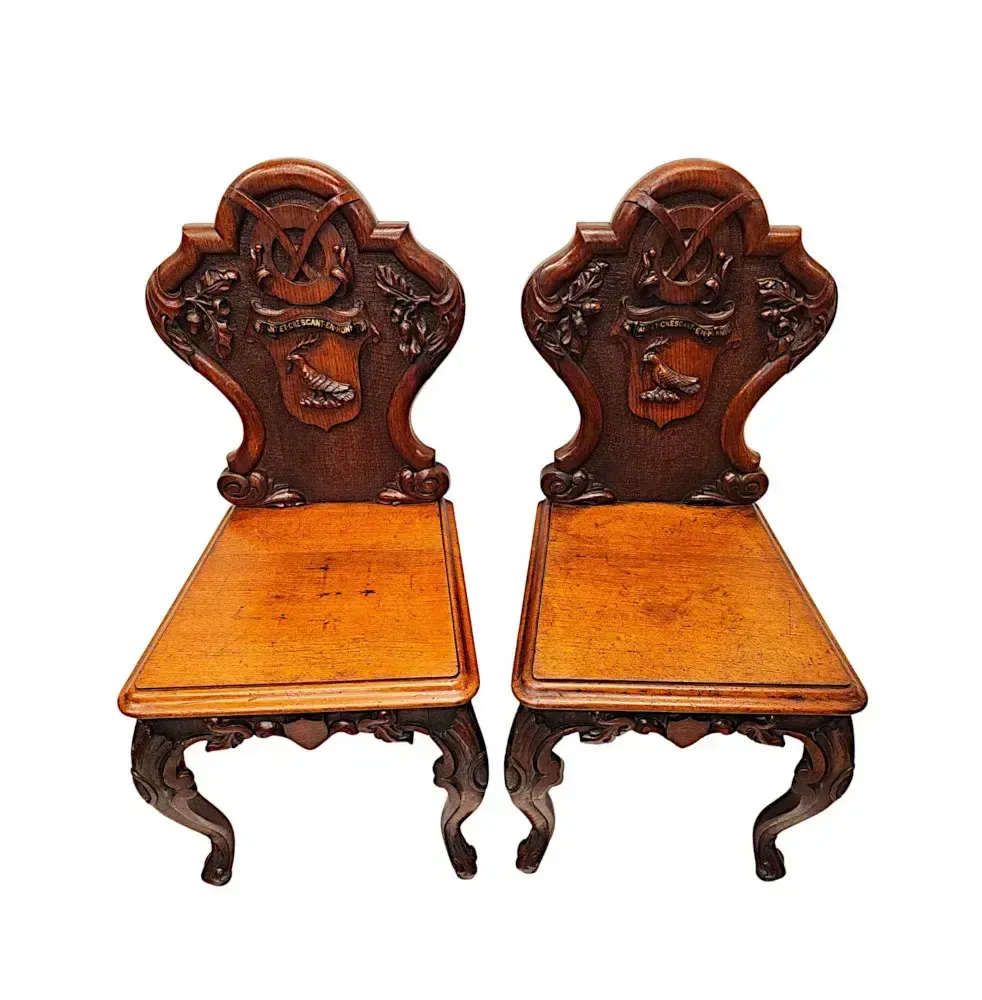 Zeer zeldzaam paar 19e eeuwse zwaar gesneden eiken Engelse Country House hallstoelen photo Meubels