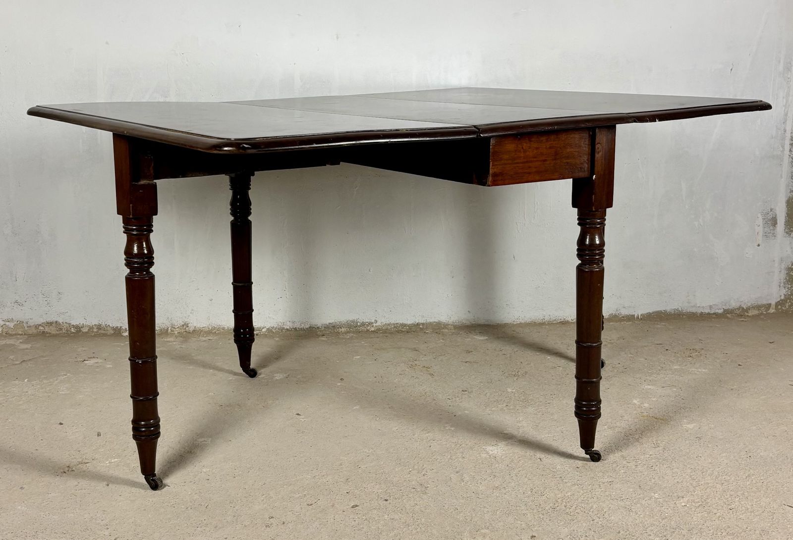 photo vinterior Spaanse klaptafel eettafel, ca. jaren 1930