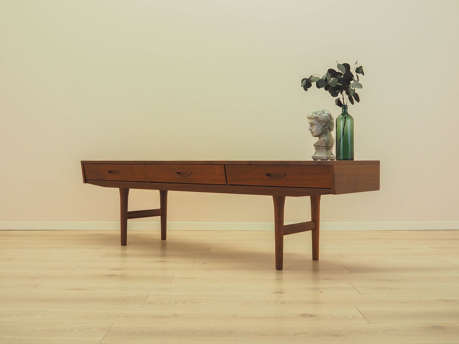 Enfilade danoise en teck, années 1970 - profil bas, trois tiroirs, Scandinavian Modern photo for sale