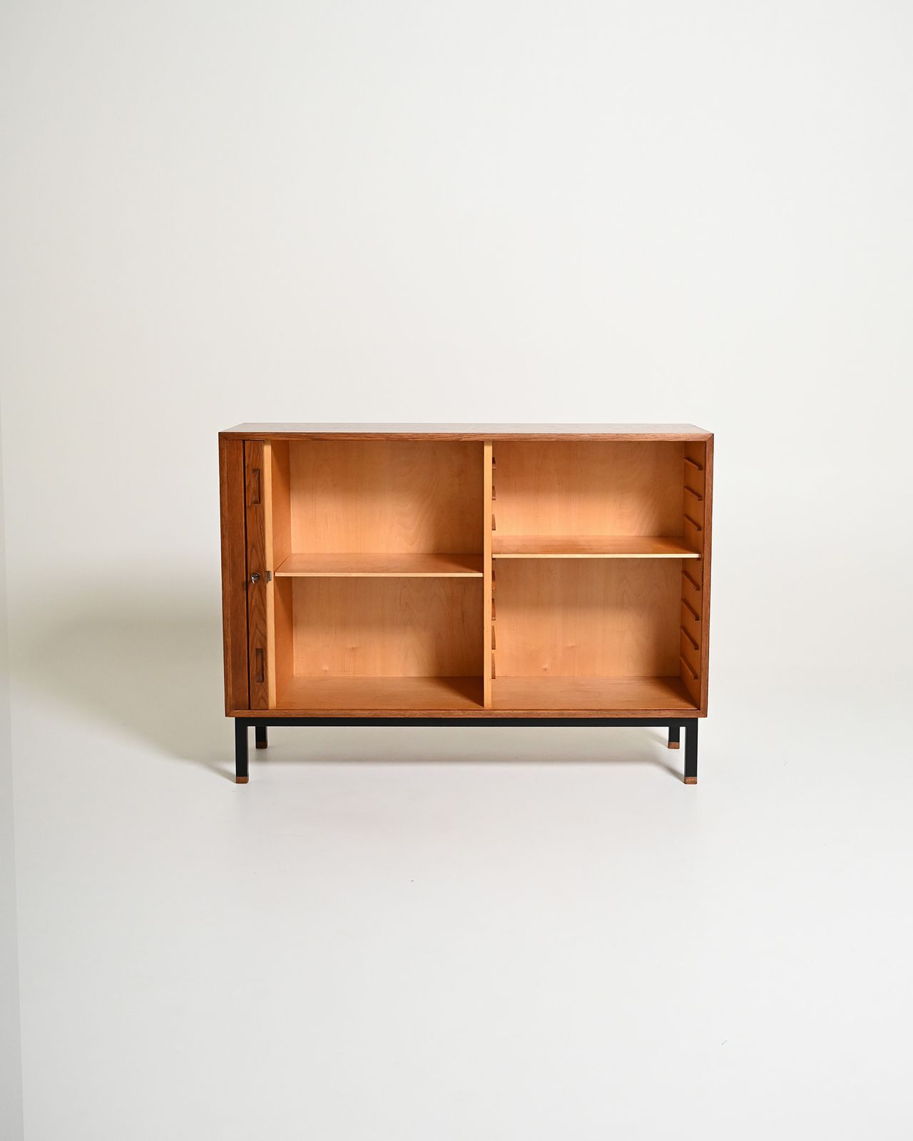 Scandinavische eikenhouten tambourkast, jaren 1960 photo Meubels