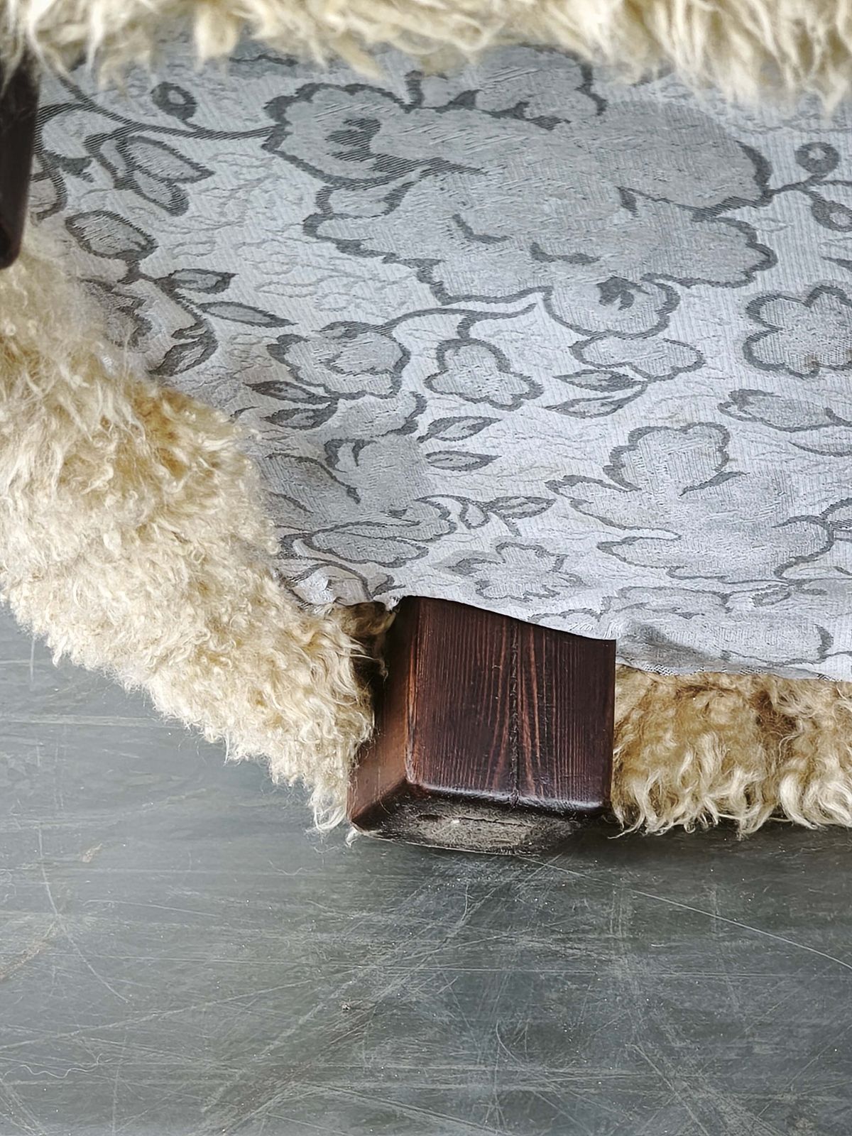 Art Deco fauteuil met vleugelleuning ca. jaren 1930, opnieuw bekleed in Skandilock schapenvacht in de kleur Honey photo furniture