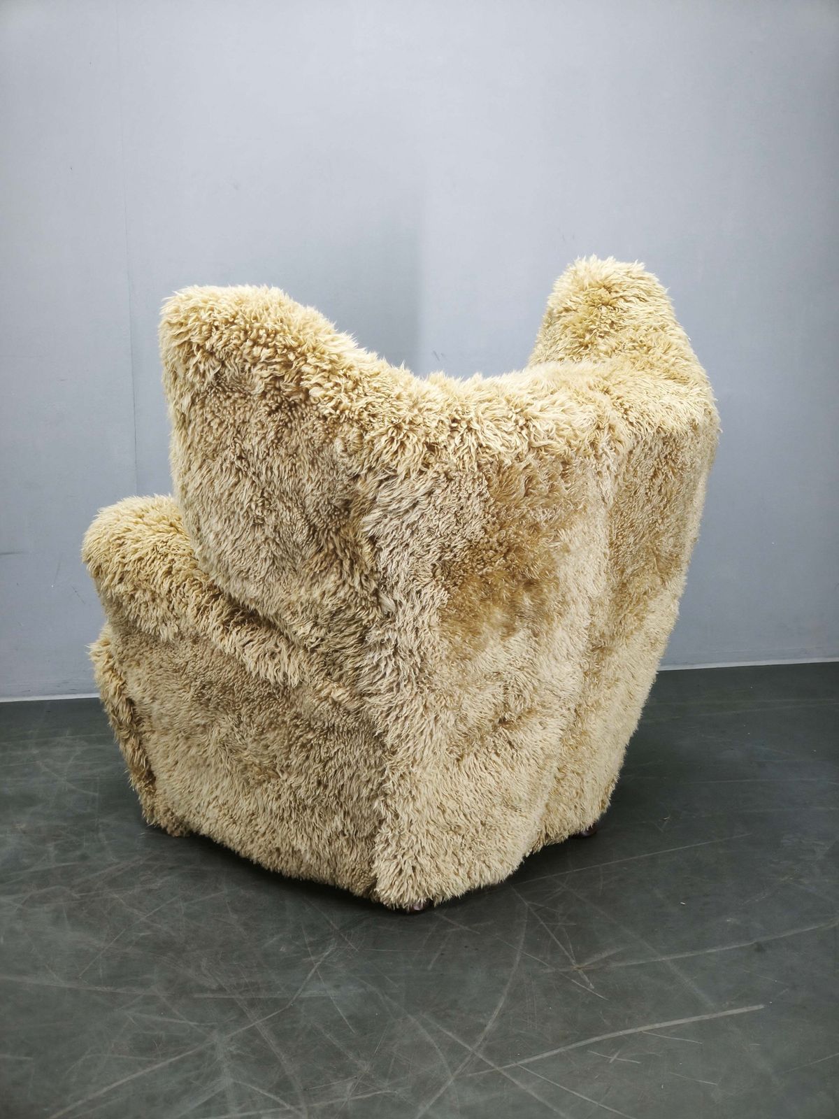 Art Deco fauteuil met vleugelleuning ca. jaren 1930, opnieuw bekleed in Skandilock schapenvacht in de kleur Honey photo vintage
