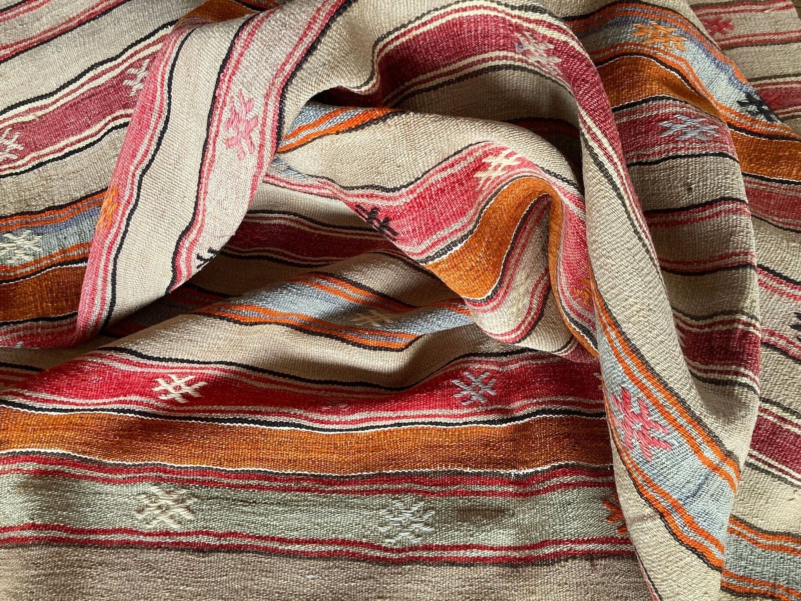 photo vintage Vintage Anatolian Kilim 2.56m X 1.80m