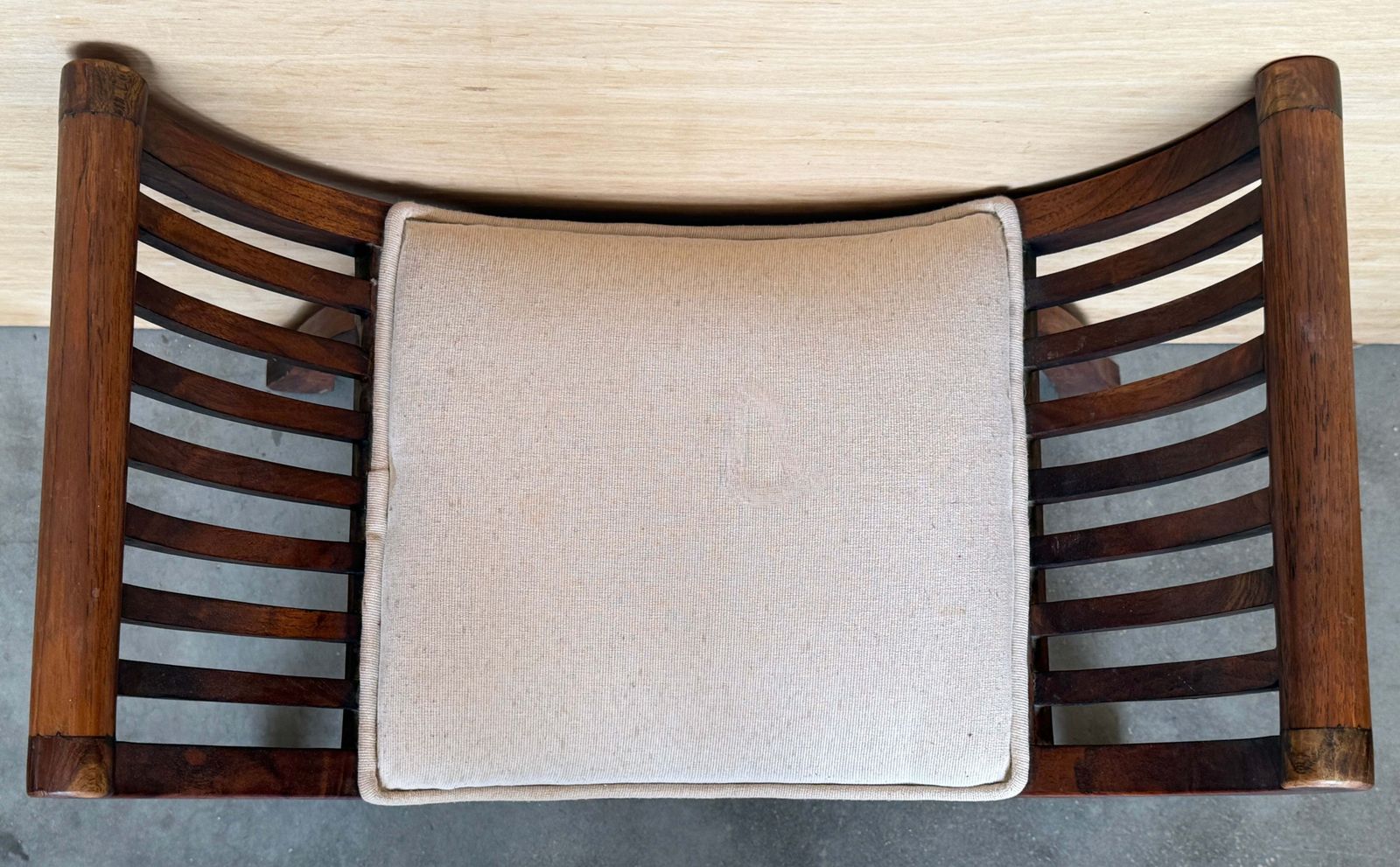 photo furniture Tabourets curules d'époque espagnols en noyer massif, paire, retapissés, début du XXe siècle