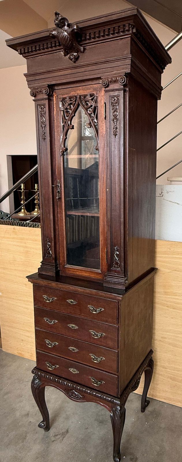 Vitrine d'époque de style néo-gothique en acajou avec commode photo Mobilier