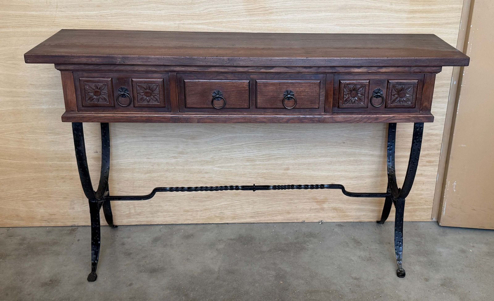 **Console d'époque espagnole sculptée, piétement en fer forgé main et deux tiroirs** photo for sale