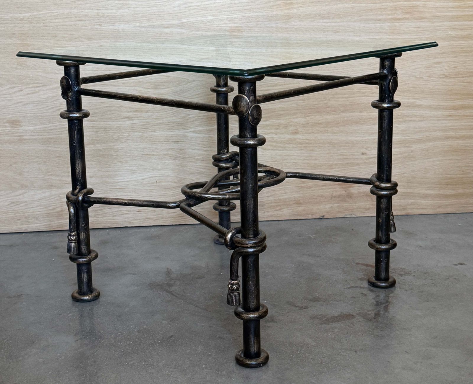 photo for sale Paire de tables d'appoint vintage en fer forgé à la main, plateaux en verre