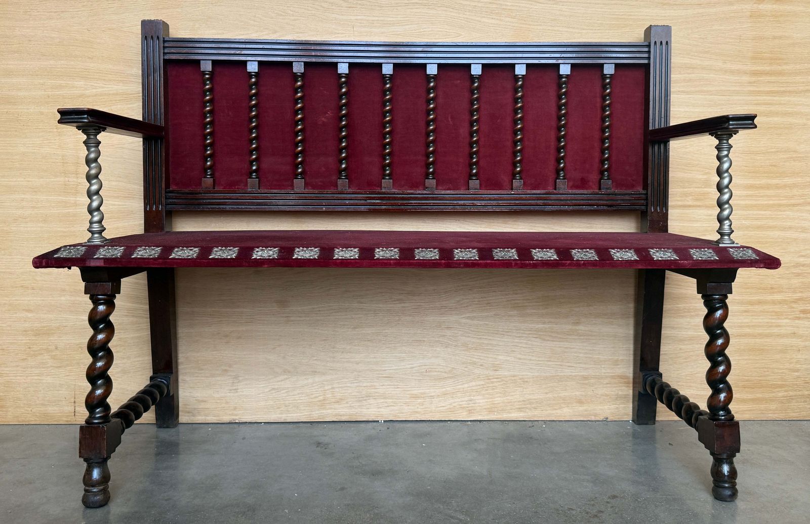 Banc d'entrée d'époque espagnol, colonnes torsadées, revêtement en velours bordeaux photo vinterior