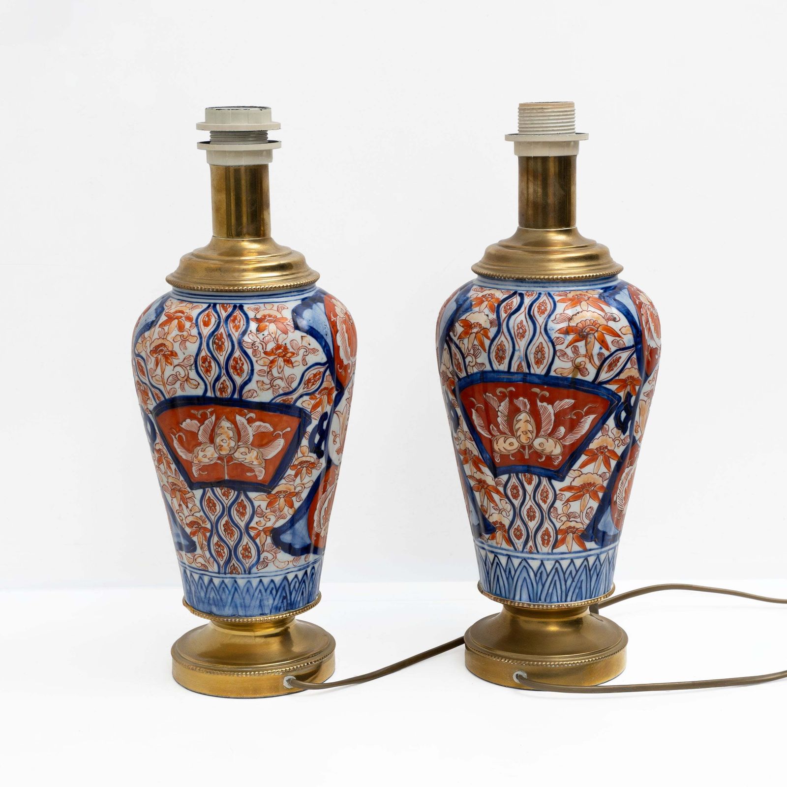 Paar Imari Porseleinen Vazen met Verguld Bronzen Monturen, Japan, Meiji-periode photo furniture