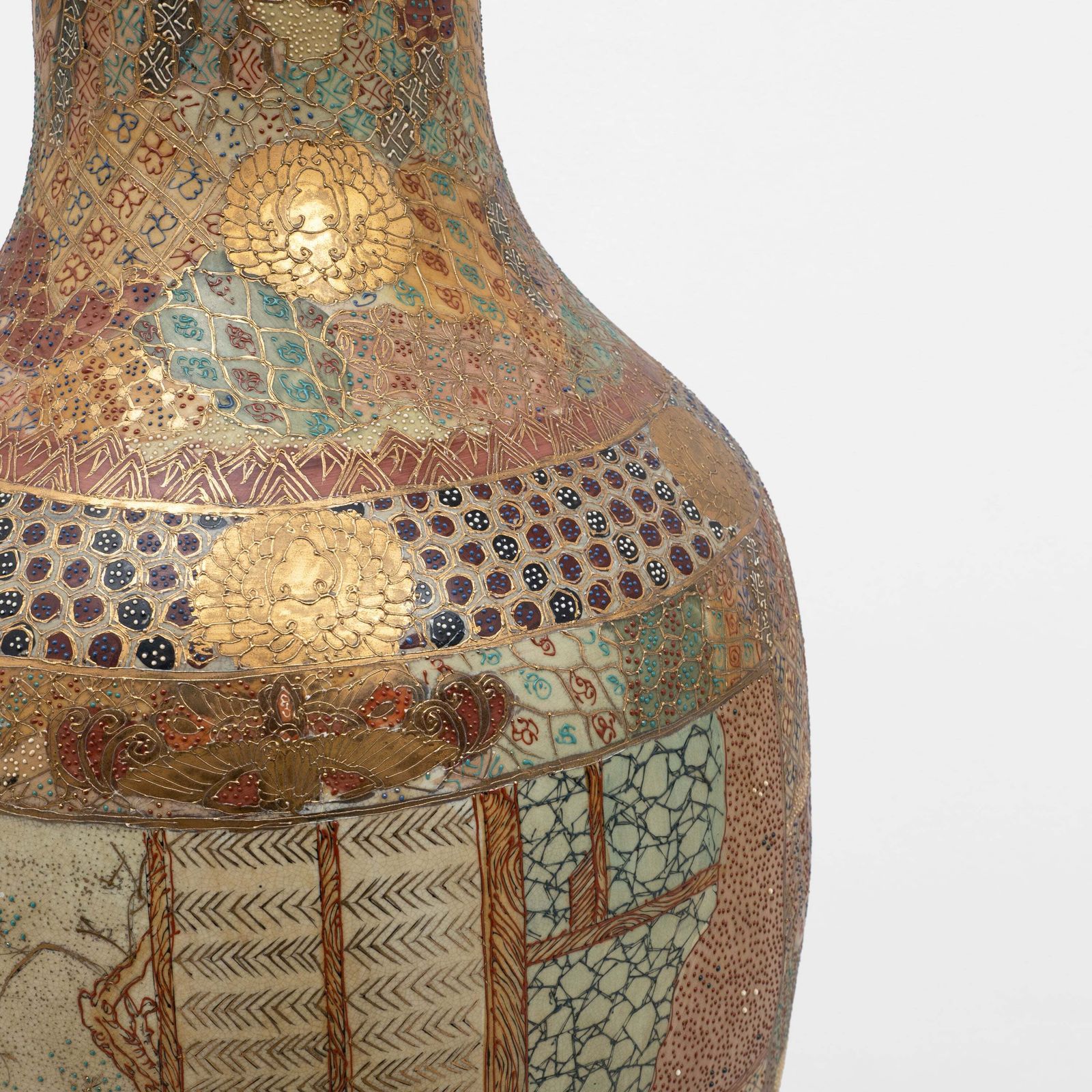 Grote Japanse Royal Satsuma vaas met figuratieve en vergulde decoratie photo 1662.0
