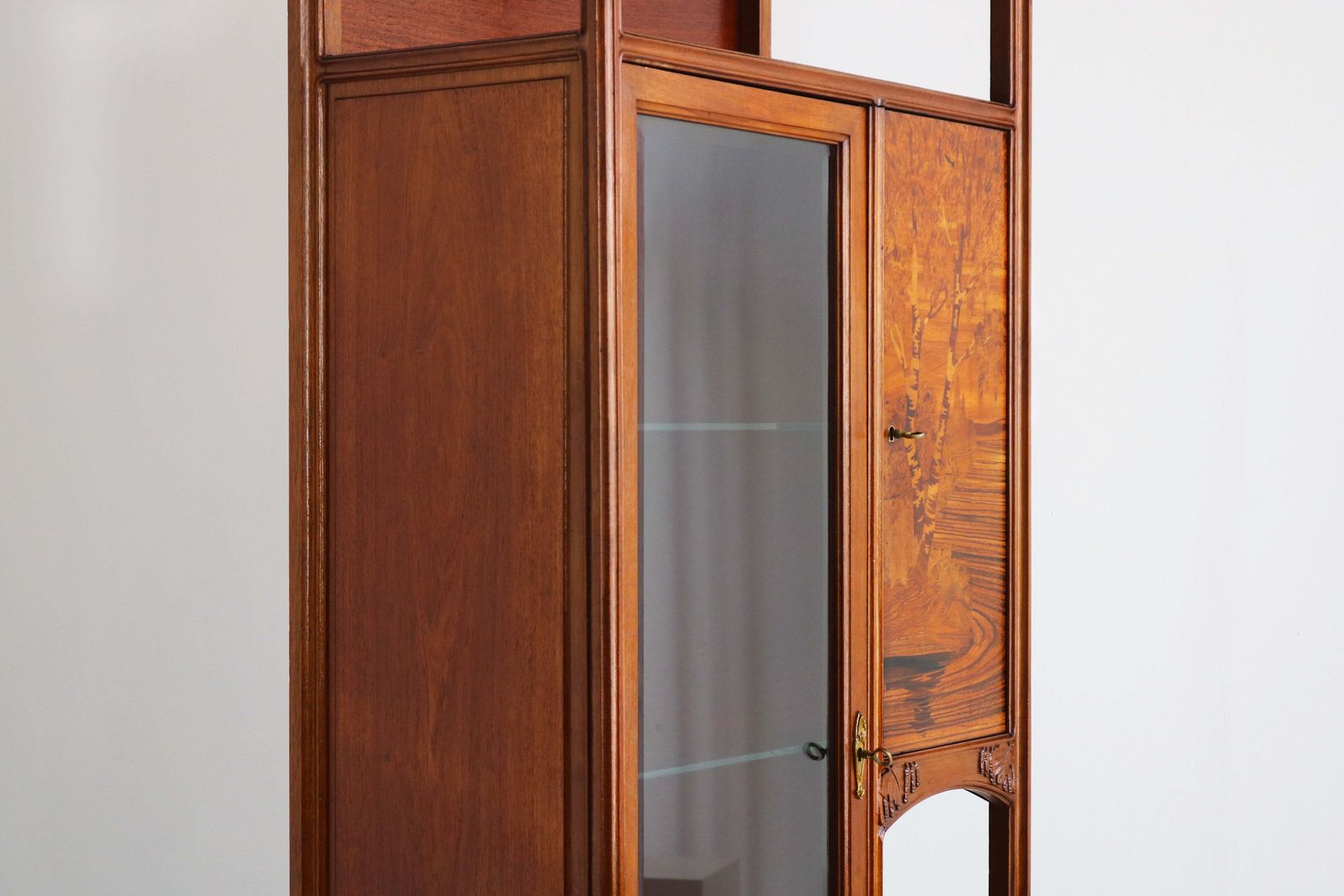 photo furniture Louis Majorelle Gesigneerde Art Nouveau Marqueterie Vitrinekast, Frankrijk, ca. 1900