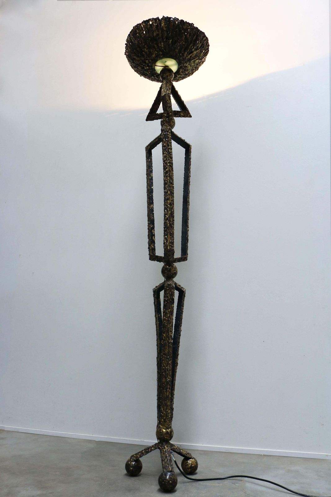 photo furniture Handgemaakte Brutalist vloerlamp Dutch Design 1980 Messing Metaal Dimbaar