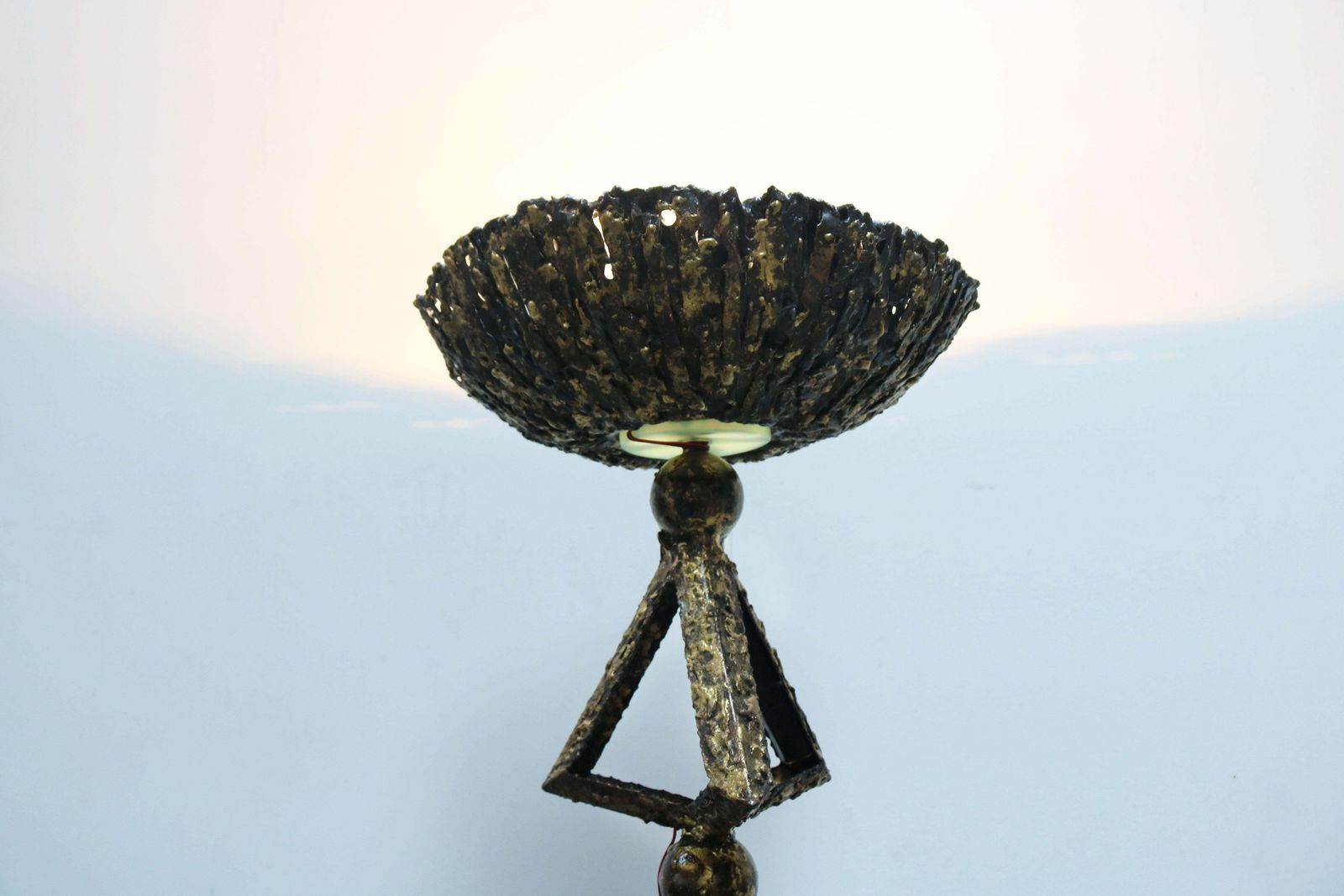 photo for sale Handgemaakte Brutalist vloerlamp Dutch Design 1980 Messing Metaal Dimbaar