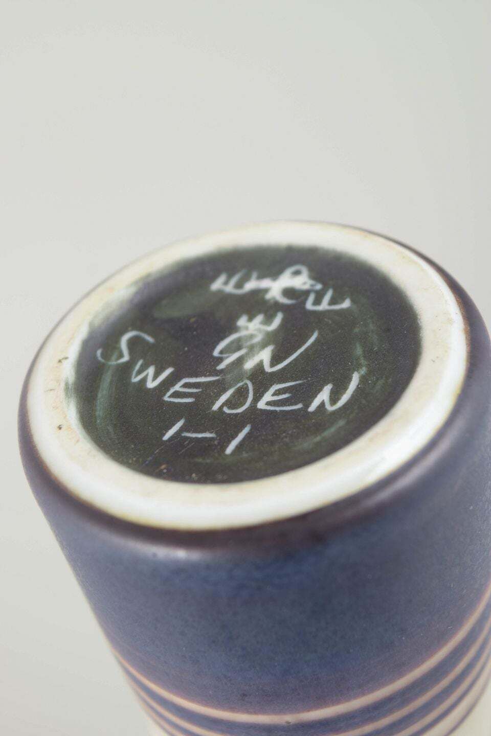 Gunnar Nylund voor Rörstrand. Stoneware vaas met streeppatroon. Midden 20e eeuw. photo Woonaccessoires