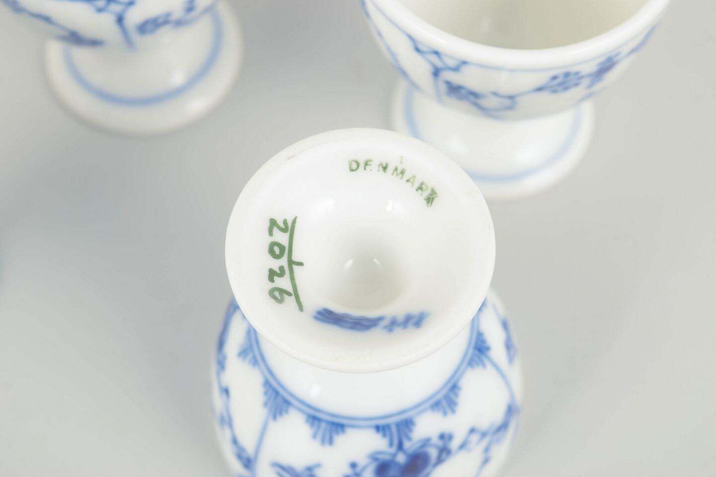 Royal Copenhagen. Ensemble de quatre coquetiers, Blue Fluted Plain. Années 1920. photo Décoration