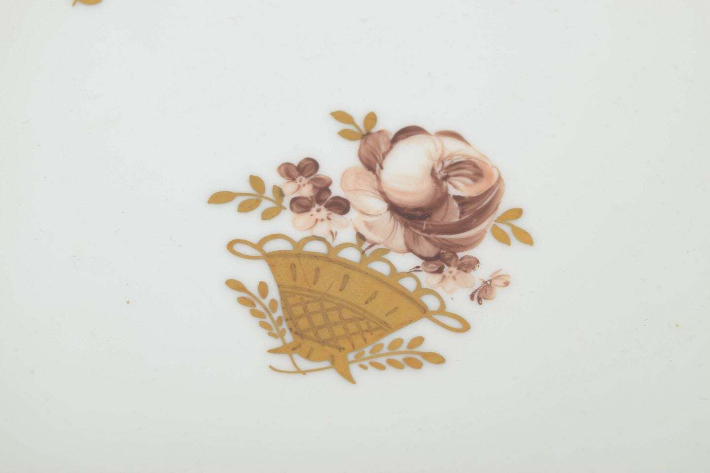 Royal Copenhagen Golden Basket. Grand plat de service en porcelaine. photo for sale