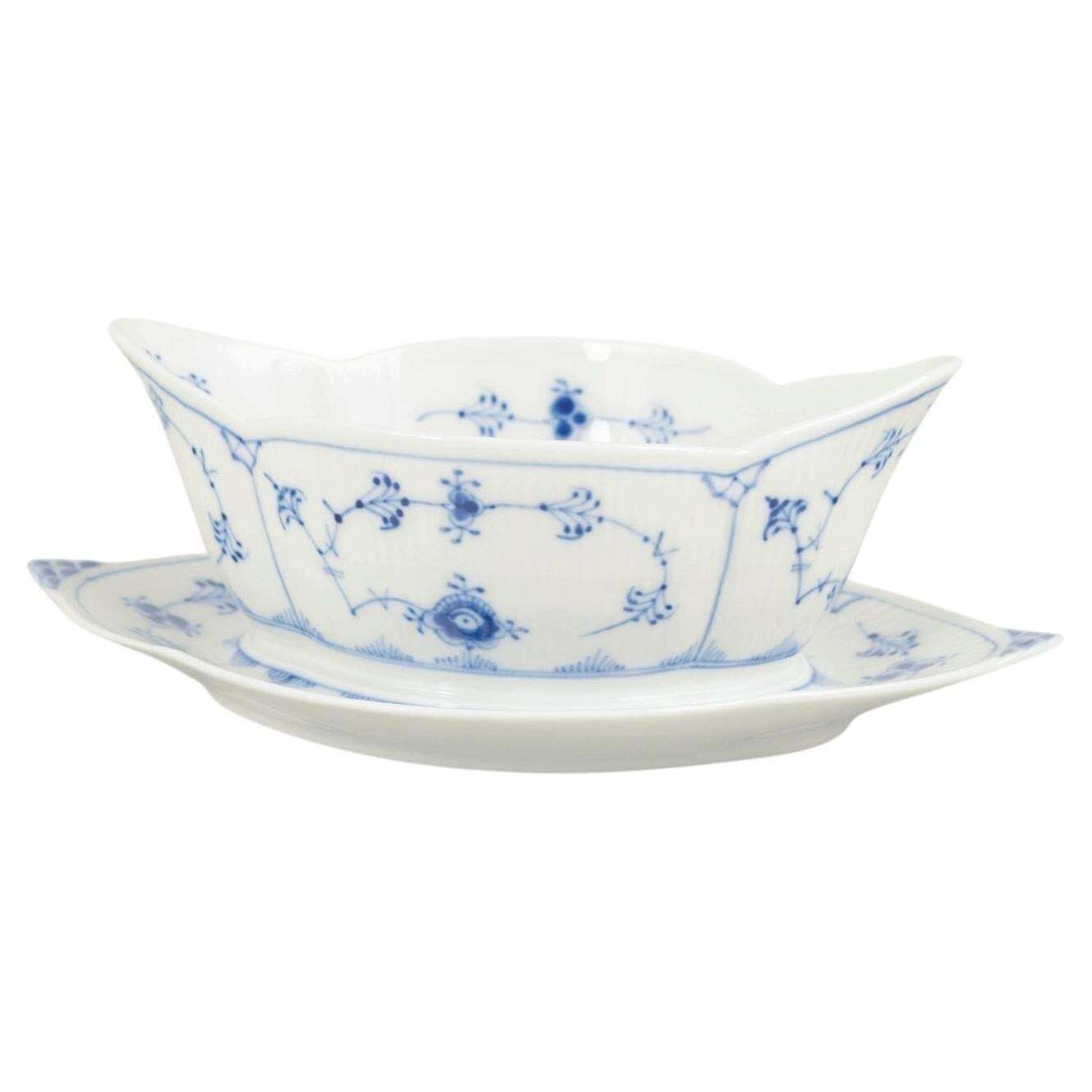 Royal Copenhagen. Blue Fluted Plain Sauskom met Vaste Schotel, 1967.