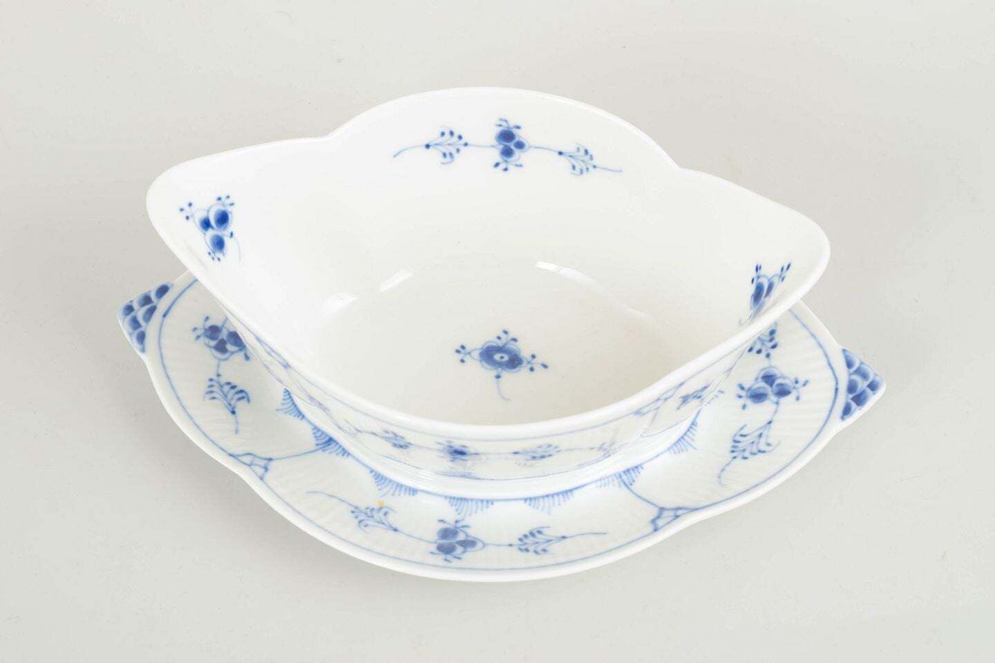 Royal Copenhagen. Blue Fluted Plain Sauskom met Vaste Schotel, 1967. photo furniture
