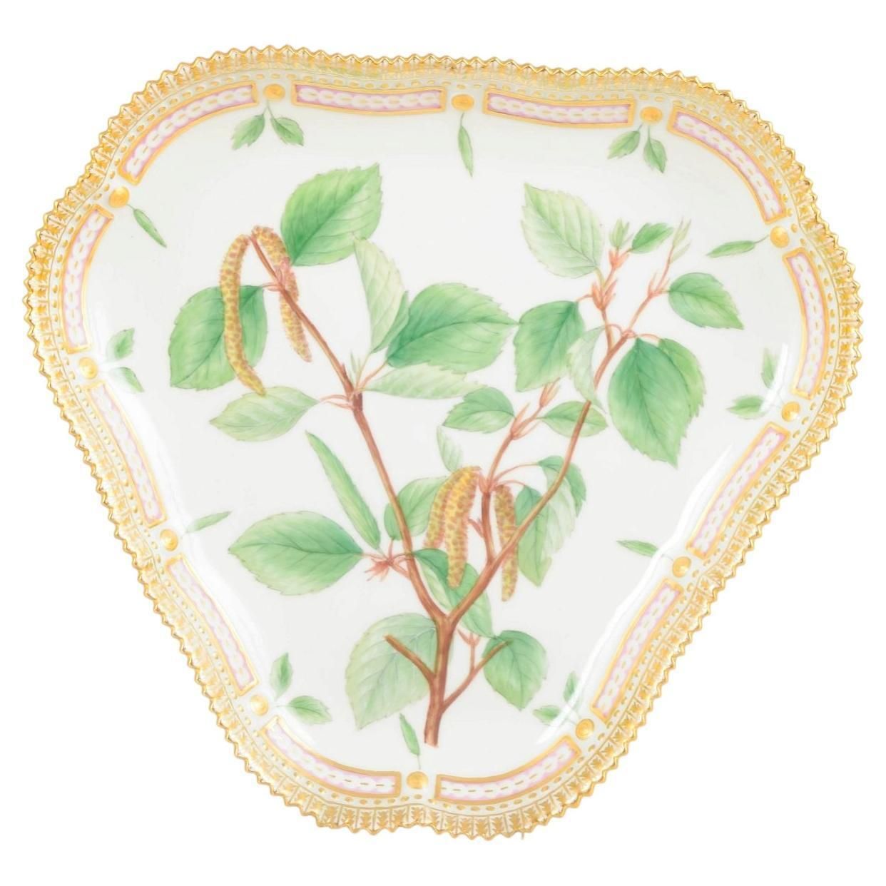 Royal Copenhagen. Plat triangulaire Flora Danica en porcelaine, 1963.
