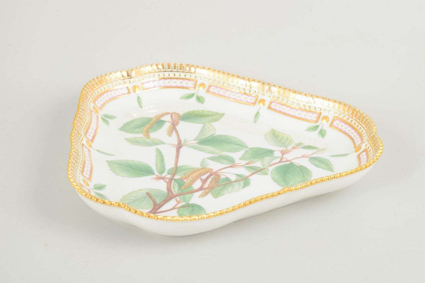 Royal Copenhagen. Plat triangulaire Flora Danica en porcelaine, 1963. photo furniture