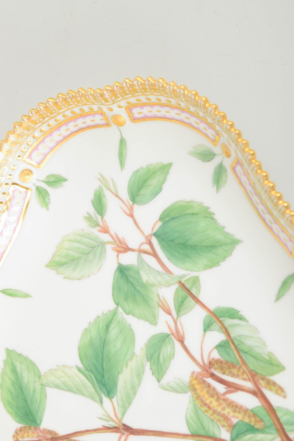 Royal Copenhagen. Plat triangulaire Flora Danica en porcelaine, 1963. photo for sale