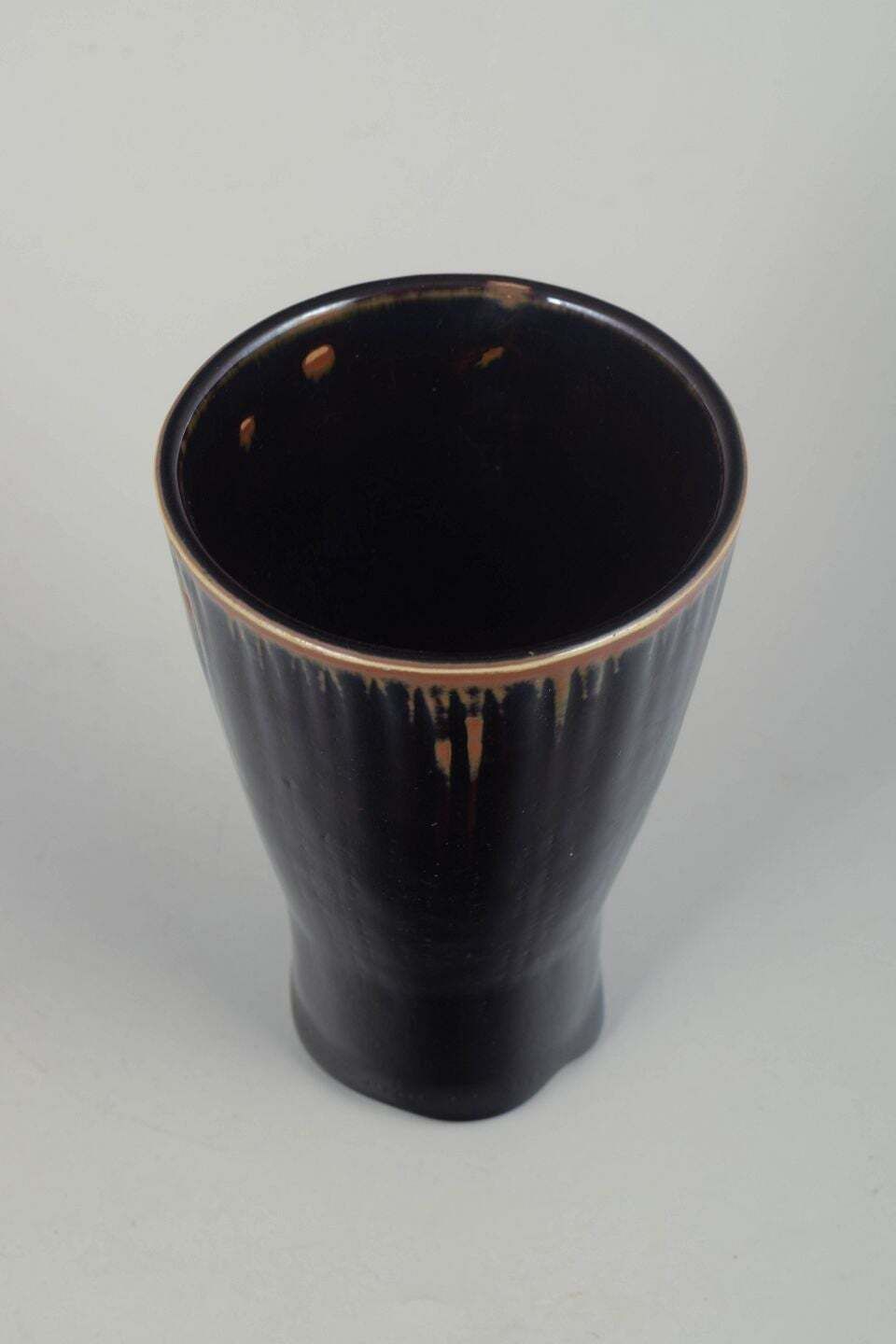 Rörstrand. Conische Stoneware Vaas Met Donker Glazuur. Midden 20e Eeuw. photo furniture