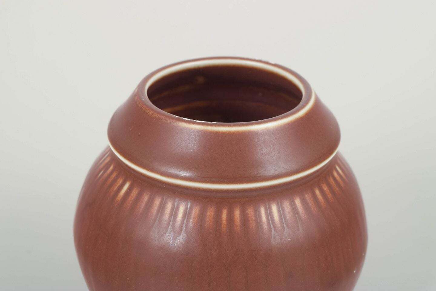 Rörstrand. Bolle Steengoed Vaas Met Subtiele Verticale Ribbeling. Midden 20e Eeuw. photo furniture
