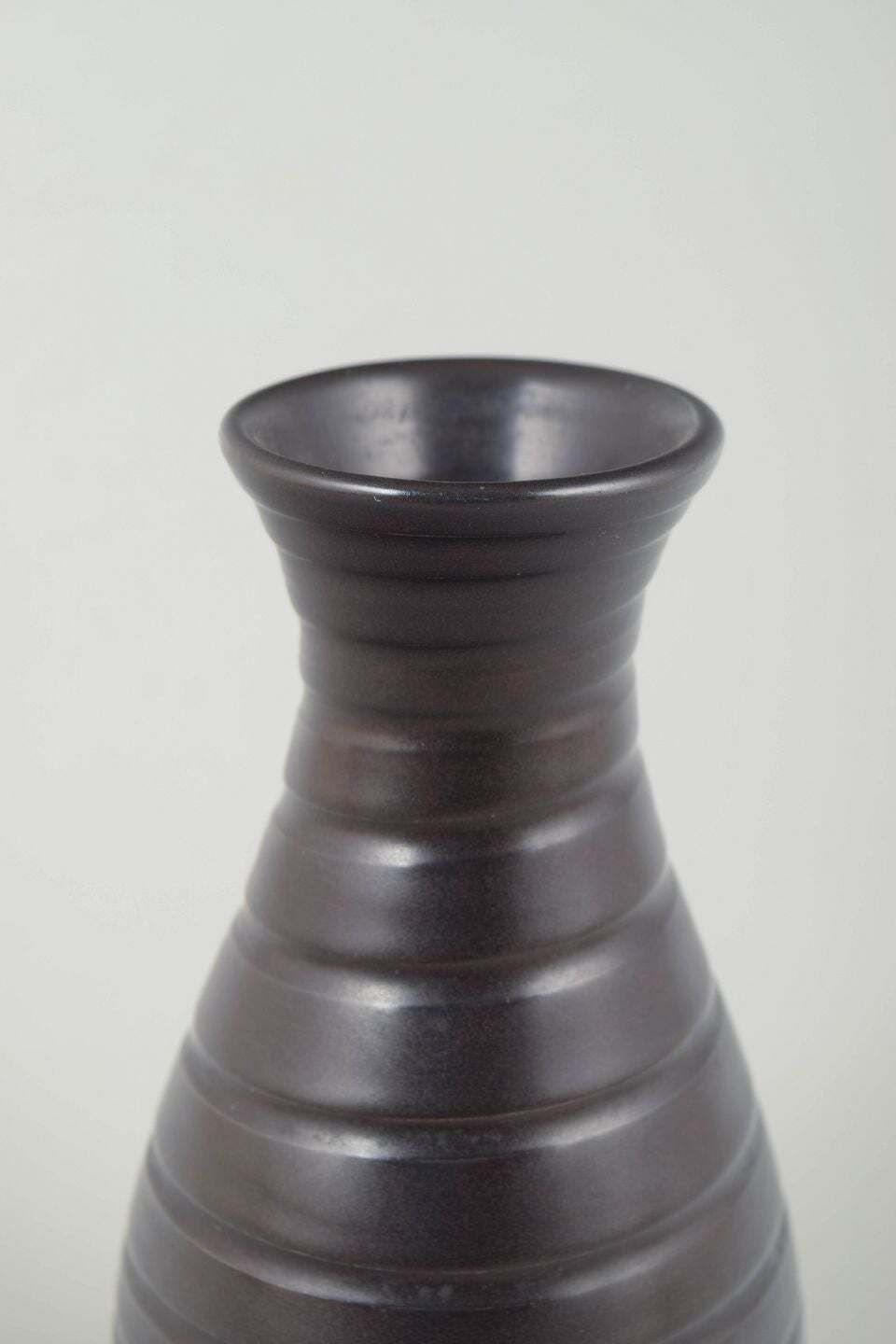 Bo Fajans, Suède. Vase en céramique à glaçure brun foncé et texture striée. photo for sale