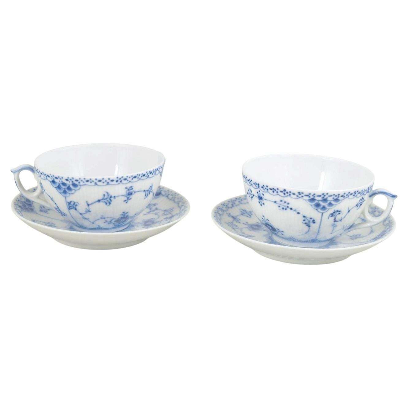 Royal Copenhagen, Blue Fluted Half Lace. Paar porseleinen theekopjes met schoteltjes.
