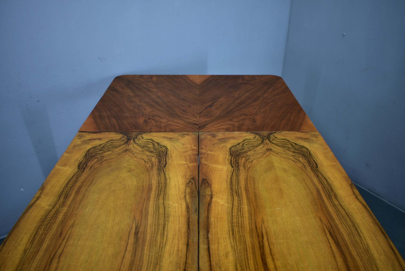 photo furniture Jindrich Halabala uitschuifbare eettafel in walnoot, Tsjecho-Slowakije, 1939