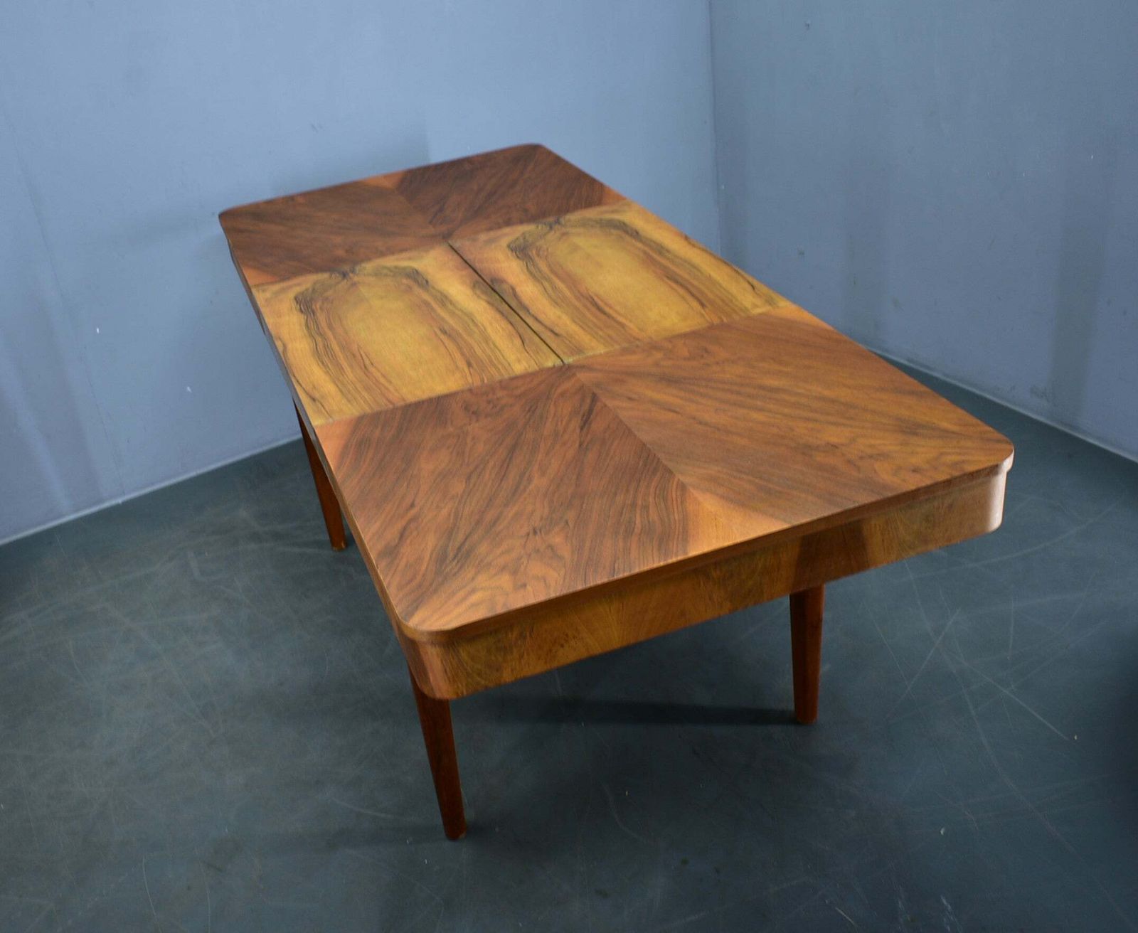photo vintage 1939s Jindrich Halabala Extendable Dining Table In Walnut, Czechoslovakia