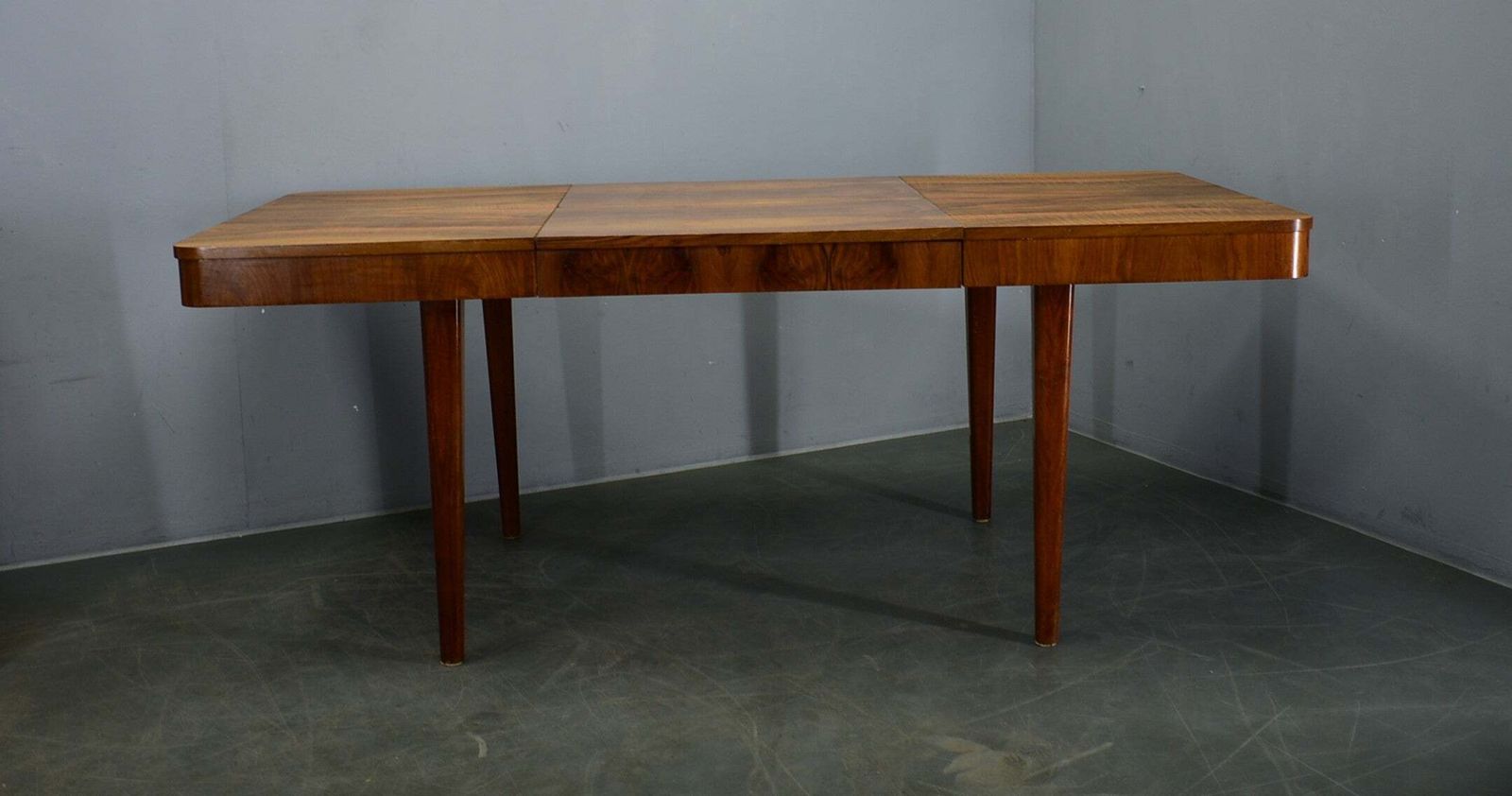 Jindrich Halabala uitschuifbare eettafel in walnoot, Tsjecho-Slowakije, ca. jaren 1940 photo buy