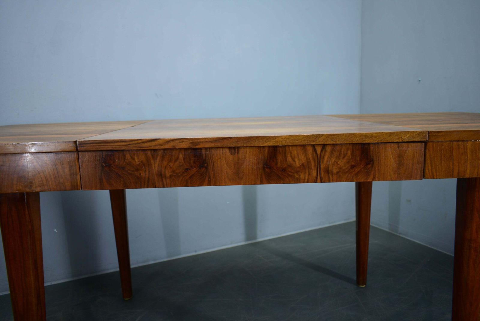 Jindrich Halabala uitschuifbare eettafel in walnoot, Tsjecho-Slowakije, ca. jaren 1940 photo vintage