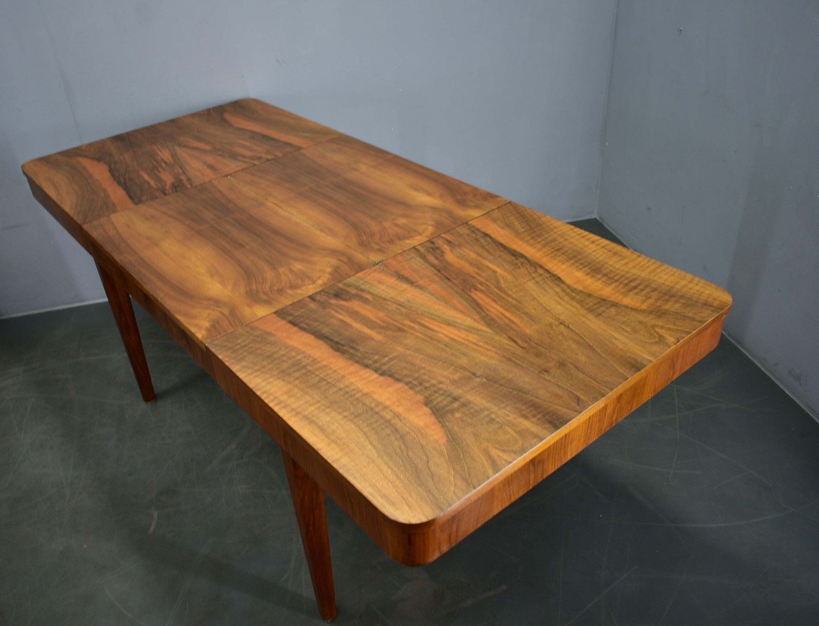 photo for sale Jindrich Halabala uitschuifbare eettafel in walnoot, Tsjecho-Slowakije, ca. jaren 1940