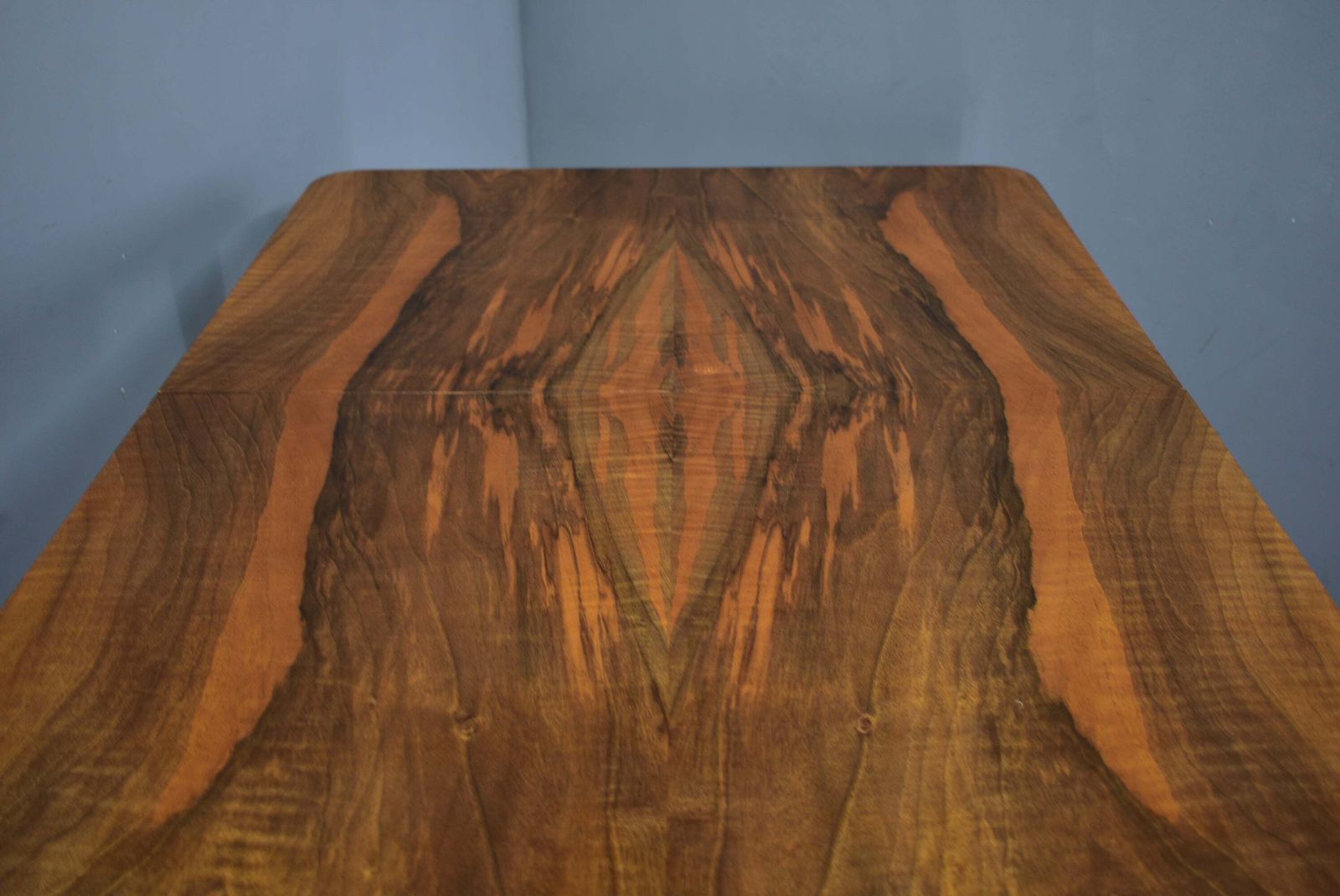 photo buy Jindrich Halabala uitschuifbare eettafel in walnoot, Tsjecho-Slowakije, ca. jaren 1940