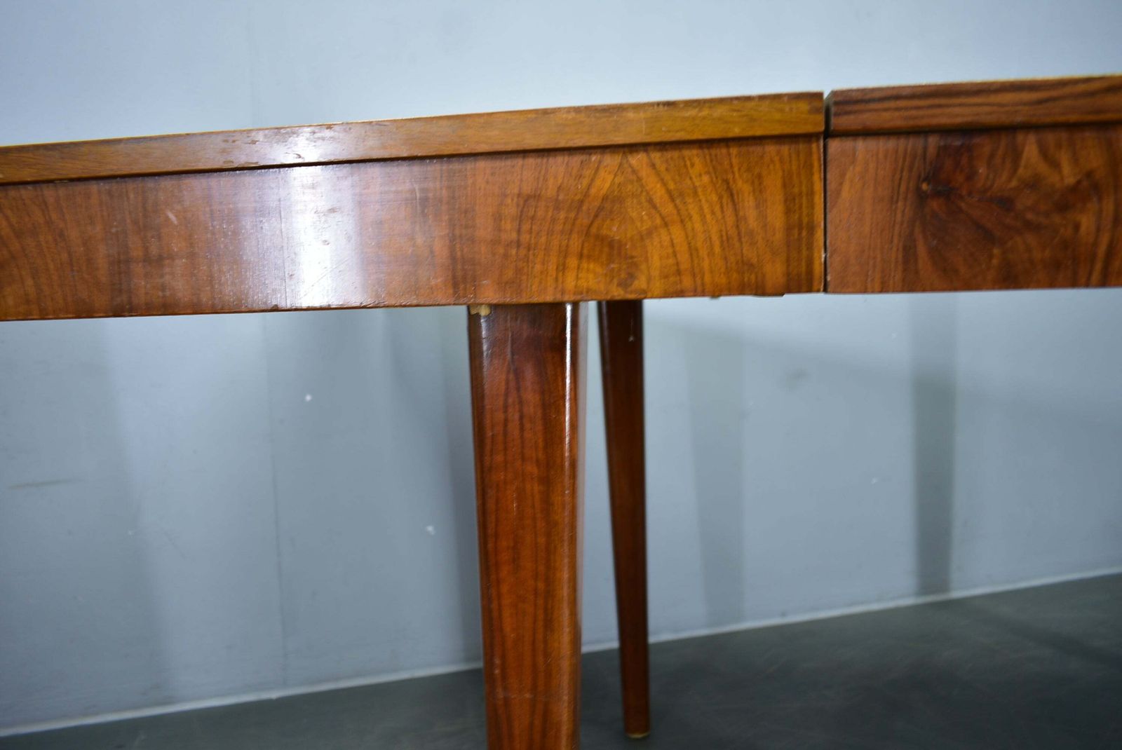 photo vintage Jindrich Halabala uitschuifbare eettafel in walnoot, Tsjecho-Slowakije, ca. jaren 1940
